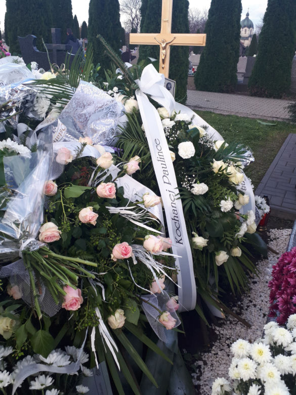 Grób 16-letniej Pauliny tonie w kwiatach. Ostatnie pożegnanie pięknej nastolatki.