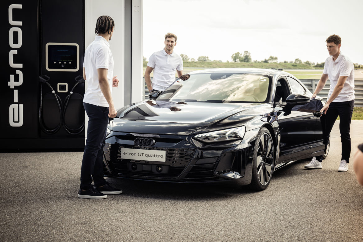 Piłkarze Bayernu odbierają nowe Audi e-tron GT