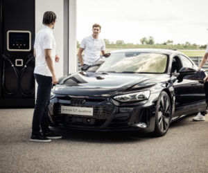 Piłkarze Bayernu odbierają nowe Audi e-tron GT