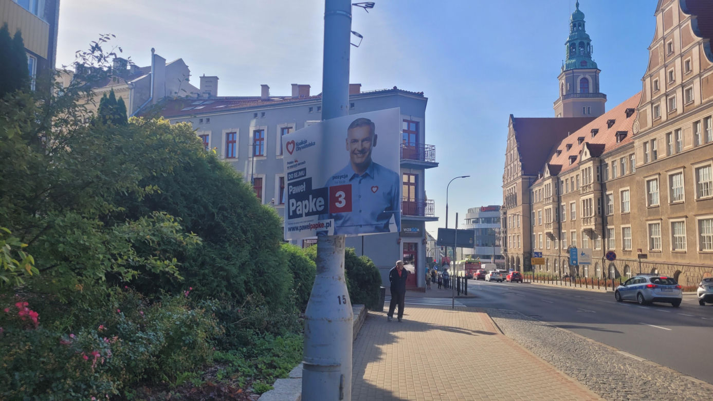 Na autobusach, słupach, budynkach. Bannery wyborcze "zalały" Olsztyn [ZDJĘCIA]