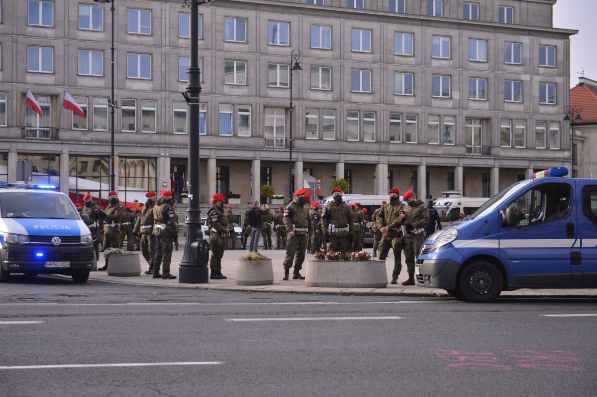 Warszawa. Protest  kobiet. Wojsko na placu Trzech Krzyży