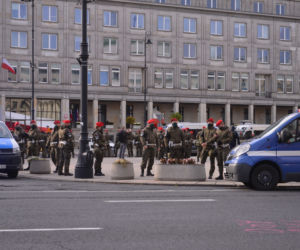 Warszawa. Protest  kobiet. Wojsko na placu Trzech Krzyży