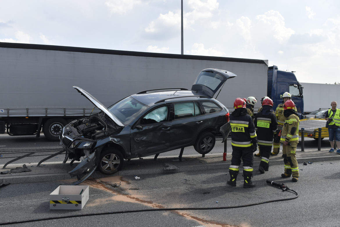 Wypadek Na S8, wjechał na barierki