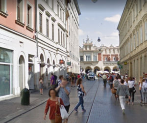 Kraków: Mężczyzna nie dawał oznak życia. Tłum gapiów nagrywał zdarzenie, nikt nie pomógł
