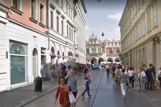 Kraków: Mężczyzna nie dawał oznak życia. Tłum gapiów nagrywał zdarzenie, nikt nie pomógł