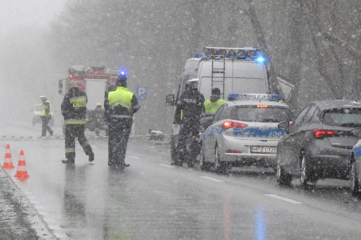 Koszmarny wypadek od Mińskiem Mazowieckim. Osobówka zmiażdżona przez tira, kierowca nie żyje