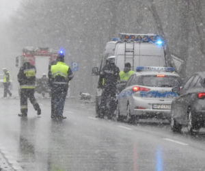 Koszmarny wypadek od Mińskiem Mazowieckim. Osobówka zmiażdżona przez tira, kierowca nie żyje