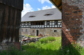 Ten poniemiecki dom rozpadał się w oczach, a oni i tak go kupili. Remont w Milęciciach trwa, ale już cieszy odbudowany balkonik na piętrze