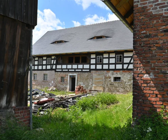 Remontują dom w Milęcicach. Urzekło ich miejsce i widok. Fachowcy mówili, żeby postawili nowy dom