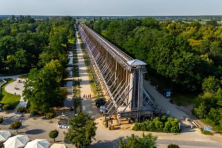 Potężna tężnia w Ciechocinku od 200 lat przytula zdrój, symbolizuje zdrowie w mieście. Wciąż nie ma sobie równych
