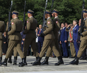 Prezydent RP Karol Nawrocki i pierwsza dama Marta Nawrocka podczas polowej mszy świętej na Polskim Cmentarzu Wojennym pod Monte Cassino