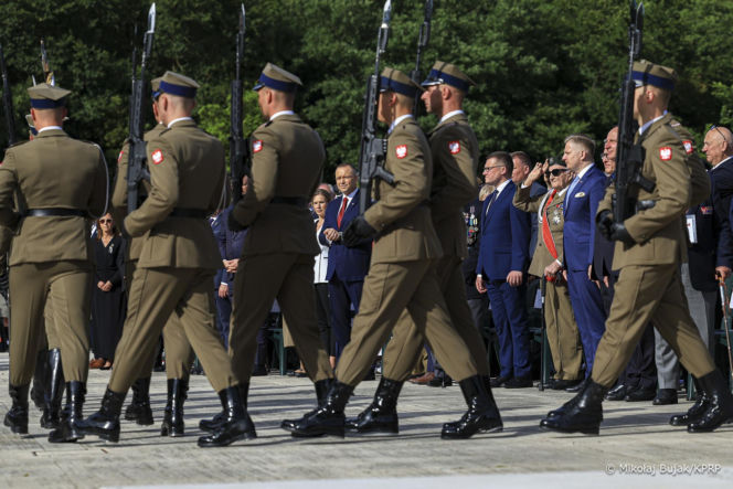 Prezydent RP Karol Nawrocki i pierwsza dama Marta Nawrocka podczas polowej mszy świętej na Polskim Cmentarzu Wojennym pod Monte Cassino
