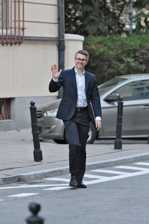 Zamiast na Nowogrodzkiej, Morawiecki i jego stronnicy spotkali się przy Konopnickiej. Były cukierki dla dziennikarzy
