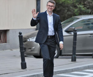 Zamiast na Nowogrodzkiej, Morawiecki i jego stronnicy spotkali się przy Konopnickiej. Były cukierki dla dziennikarzy