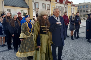 Kilkadziesiąt par zatańczyło poloneza na Rynku Kościuszki [ZDJĘCIA]