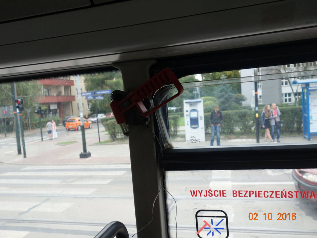 Kibice Korony Kielce zdemolowali autobus MPK. Naprawa będzie kosztować kilkanaście tysięcy złotych [ZDJĘCIA, WIDEO]