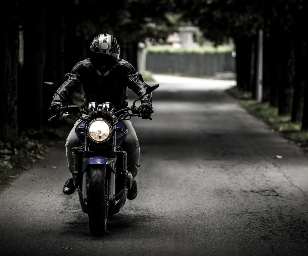 Motocyklista w stanie krytycznym