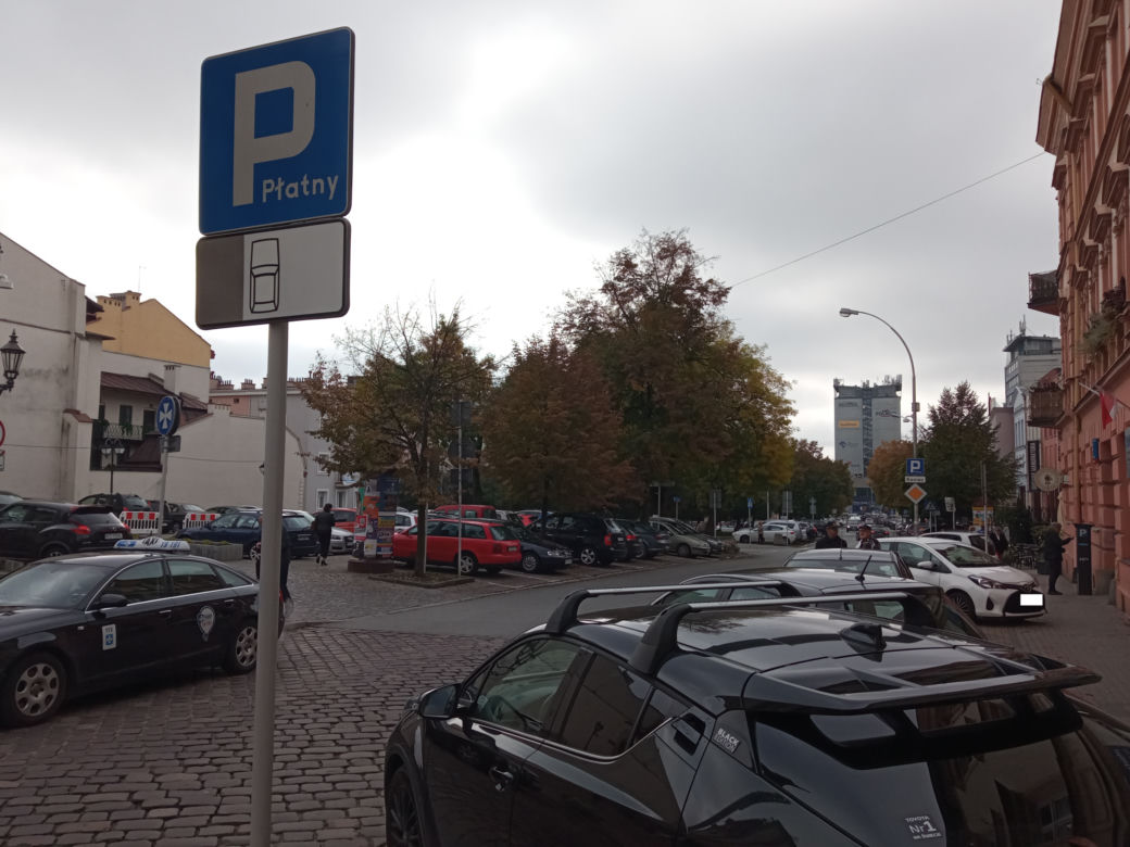 Nowe zasady parkowania na ul. Słowackiego. Ma być więcej miejsca dla pieszych
