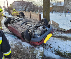 Grabica. Potworne dachowanie osobówki. Poszkodowany zakleszczył się w aucie