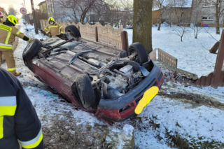 Grabica. Potworne dachowanie osobówki. Poszkodowany zakleszczył się w aucie [FOTO]