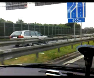 Volvo pędzące pod prąd na autostradzie