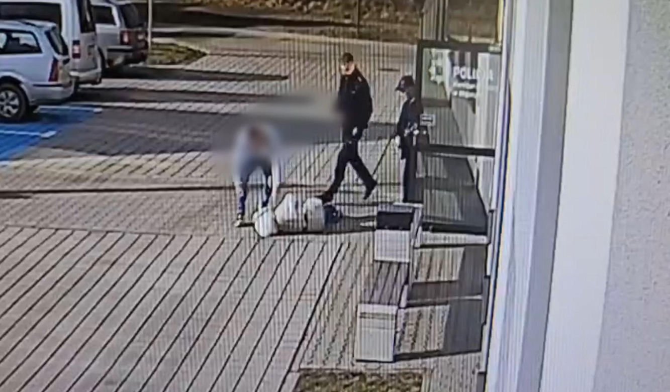 Dramatyczne sceny przed komisariatem.  Nagle upadła tuż pod oknami policjantów