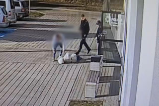 Dramatyczne sceny przed komisariatem.  Nagle upadła tuż pod oknami policjantów