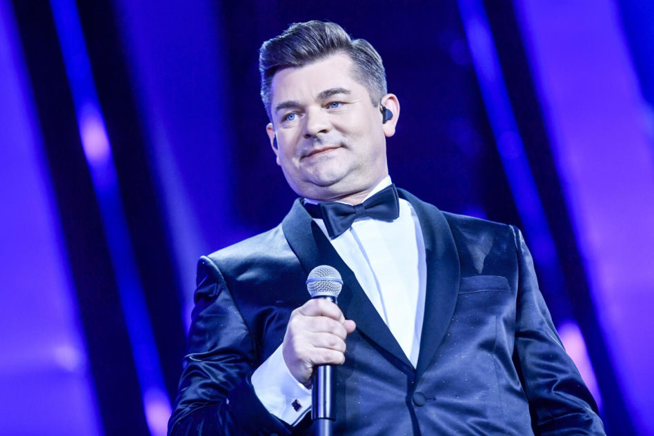 Tak Zenon Martyniuk zmieniał się przez lata. Na początku kariery nosił zupełnie inną fryzurę