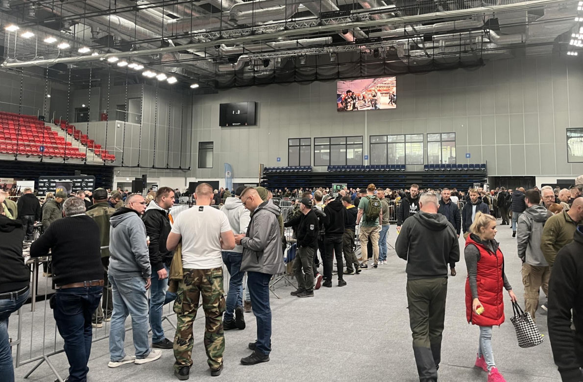 Hala sportowa w Puławach zamieniła się w arsenał. Tłumy na zlocie miłośników broni