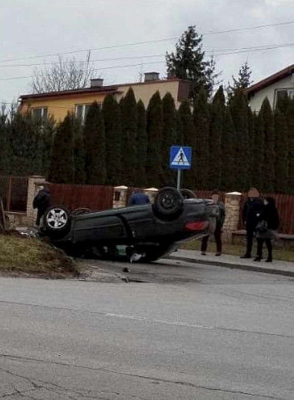 Radomsko. Kapliczka kompletnie zniszczona. Szokujący wypadek. Policja poszukuje mężczyzny z renaulta [ZDJĘCIA]