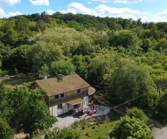 „Jak Pan kosi trawę na dachu?, pytają sąsiedzi. Ekologiczny dom Johna