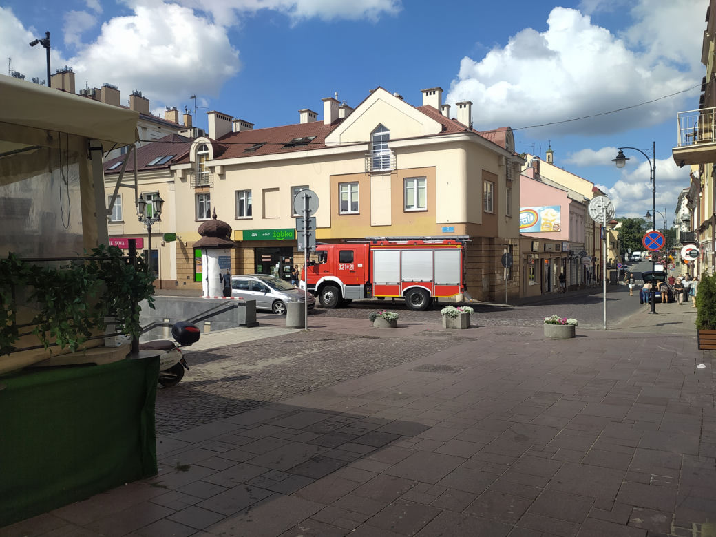 Trzy zastępy straży pożarnej przy Rynku w Rzeszowie