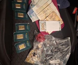 Gotówka, biżuteria i sztabki złota. Pokaźny łup zatrzymanego 47-latka