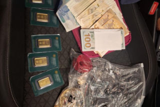 Gotówka, biżuteria i sztabki złota. Pokaźny łup zatrzymanego 47-latka