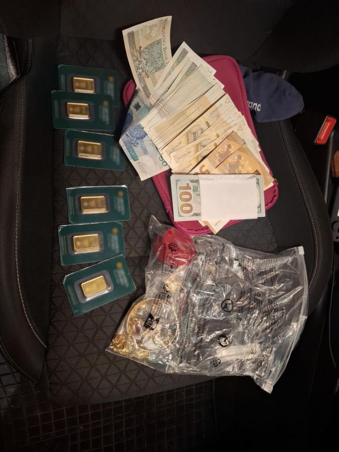 Gotówka, biżuteria i sztabki złota. Pokaźny łup zatrzymanego 47-latka