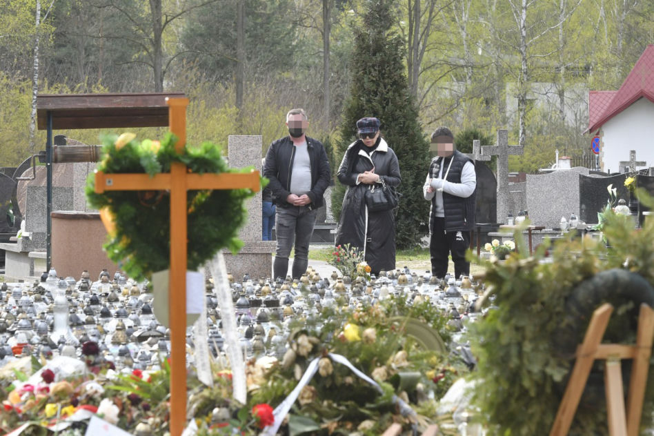 Ewa Krawczyk przyszła na Cmentarz w Grotnikach