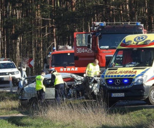 Przerażający wypadek w Gorzeniu. W wyniku zderzenia osobówki z busem do szpitala trafiło 6 osób