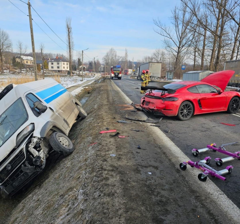 Bus, porshe i ciężarówka zderzyły się na DK19