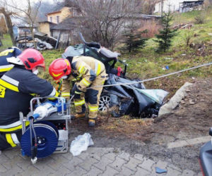 POTWORNY WYPADEK w Łososinie Dolnej! Z samochodu niewiele zostało