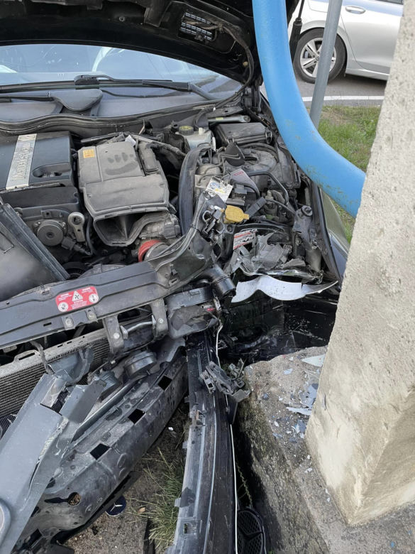 Małopolskie. Jeden zuchwale wymusił pierwszeństwo, drugi do połowy skasował auto na betonowym moście