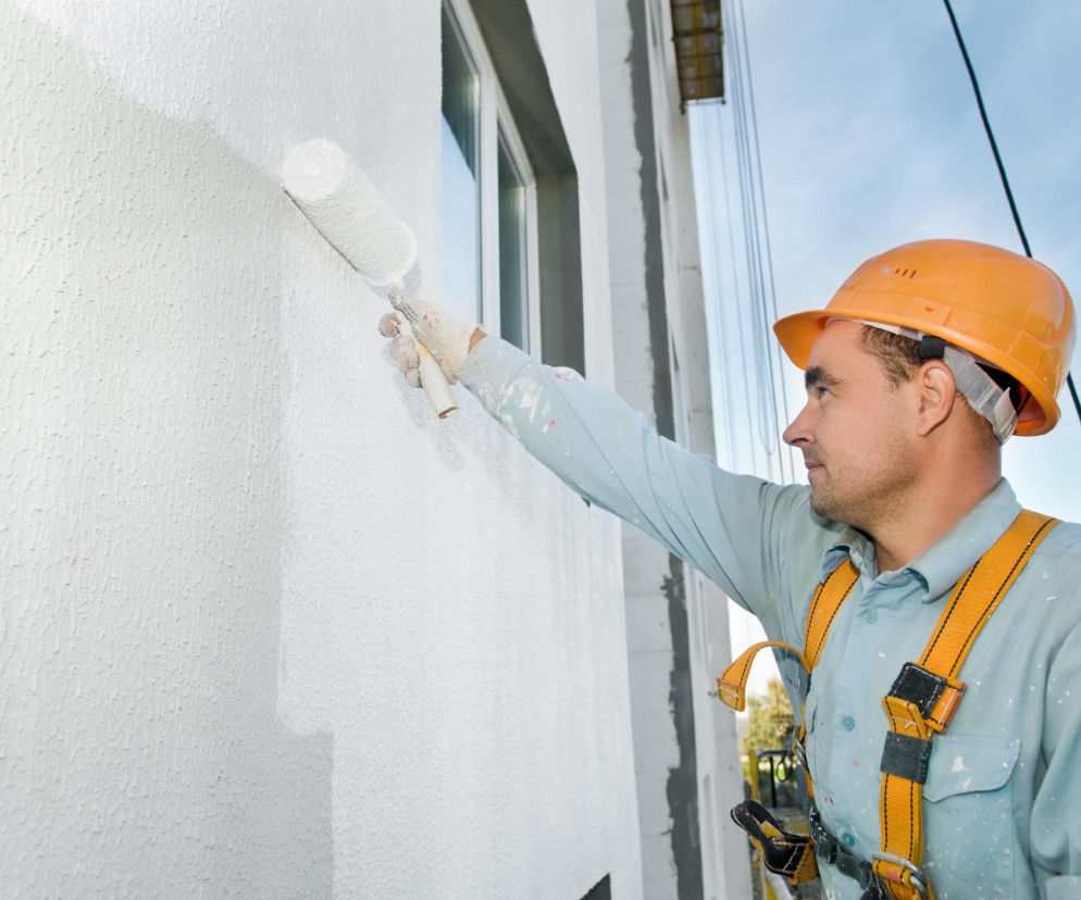 Malowanie fasady budynku – czyszczenie, naprawy, gruntowanie i dobór powłok