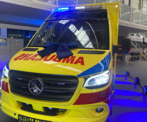 NEWAG przekazał krakowskiemu szpitalowi karetkę neanatologiczną