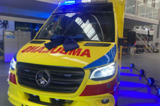 NEWAG przekazał krakowskiemu szpitalowi karetkę neanatologiczną