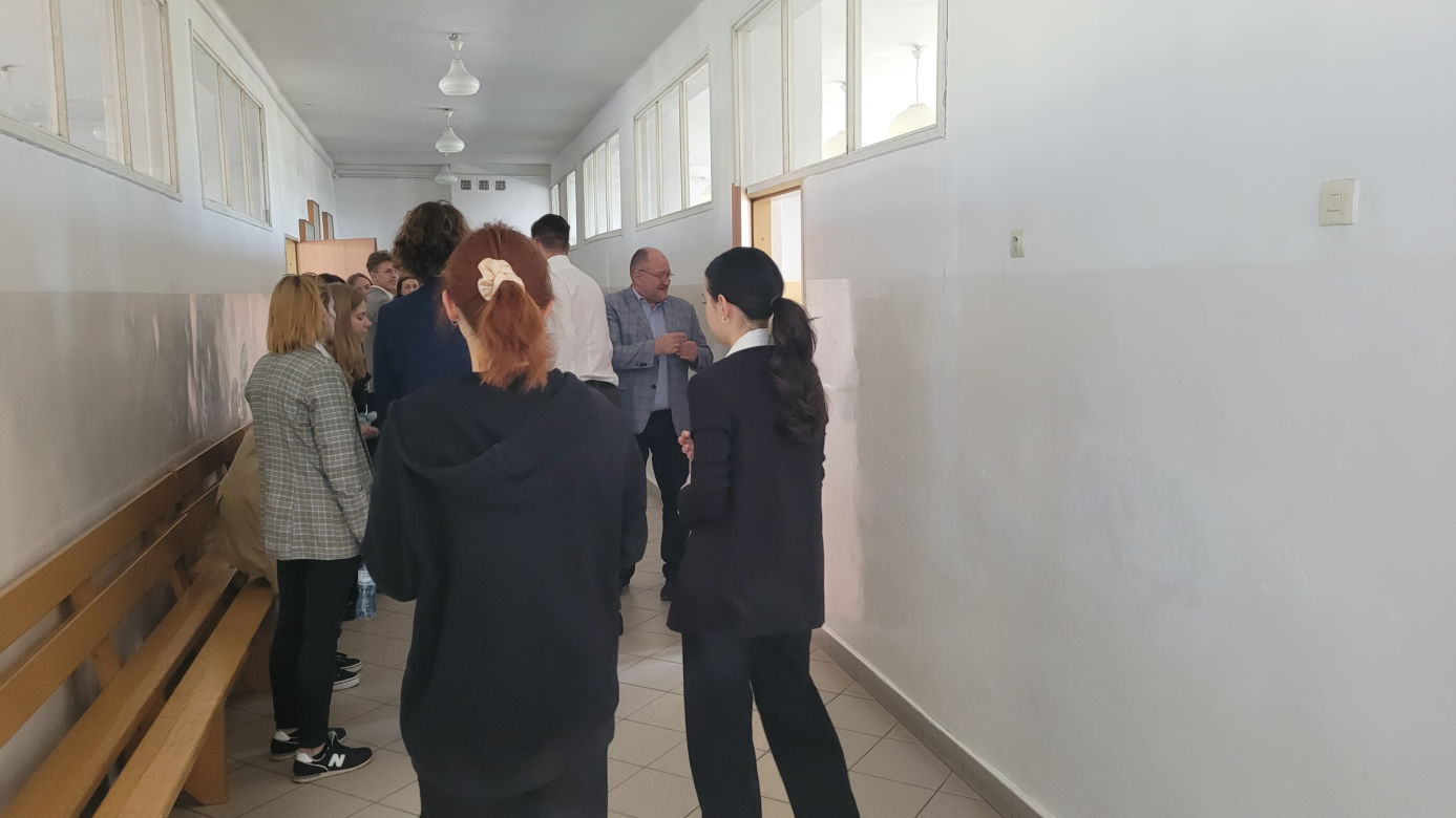 Matura 2023. Uczniowie z IV LO w Olsztynie przed rozpoczęciem egzaminu z języka polskiego