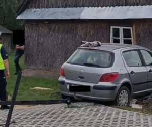 Hołubla: Zderzenie osobówek, jeden z pojazdów wbił się w ścianę domu