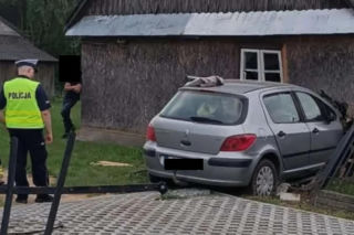 Hołubla: Zderzenie osobówek, jeden z pojazdów wbił się w ścianę domu