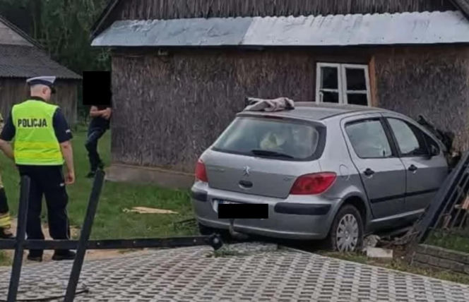 Hołubla: Zderzenie osobówek, jeden z pojazdów wbił się w ścianę domu