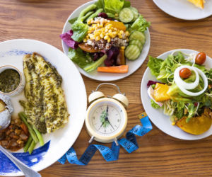 Dwa identyczne posiłki po 300 kcal. Jeden oszukał mózg, drugi – nie. Zobacz, co odkryli naukowcy