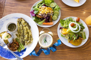 Dwa identyczne posiłki po 300 kcal. Jeden oszukał mózg, drugi – nie. Zobacz, co odkryli naukowcy