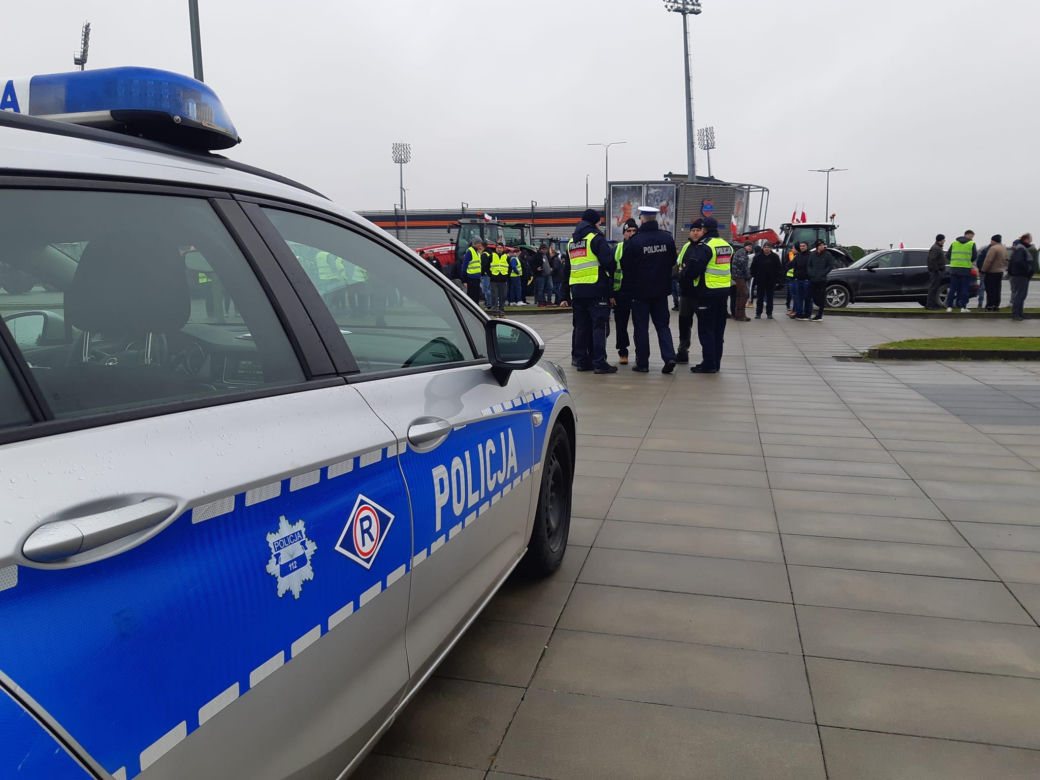 Strajk rolników w Tarnowie. Policja i rolnicy pod stadionem Bruk Betu Termaliki Nieciecza